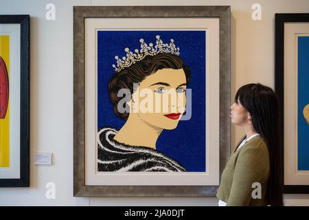 Londres, Royaume-Uni. 26 mai 2022. Un membre du personnel voit 'Queen', 2022 ans, par Deborah Azzopardi. L’édition 37th de la Foire de la presse originale de Londres s’ouvre à Somerset House, avec des œuvres de Picasso, Freud et Hockney et des œuvres exclusives marquant le Jubilé de platine de la Reine. Le spectacle dure jusqu'au 29th mai 2022. Credit: Stephen Chung / Alamy Live News Banque D'Images