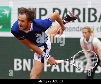 Paris, France. 26th mai 2022. Roland Garros Paris French Open 2022 jour 5 26th mai 2022. Daniil Medvedev (-) remporte le deuxième tour contre Laslo Djere (SRB) Credit: Roger Parker/Alay Live News Banque D'Images
