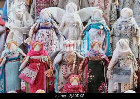 Poupées traditionnelles slaves de chiffon - amulettes associées aux traditions païennes Banque D'Images