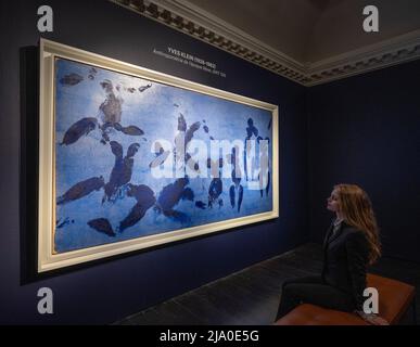 Christie’s, Londres, Royaume-Uni. 26 mai 2022. Anthropométrie de l’Epoque Bleue de l’artiste français Yves Klein sera un des principaux moments forts du siècle Christie 20th/21st: La soirée de Londres sale le 28 juin 2022, des offres dans l’ordre de £24 millions. Crédit : Malcolm Park/Alay Live News. Banque D'Images