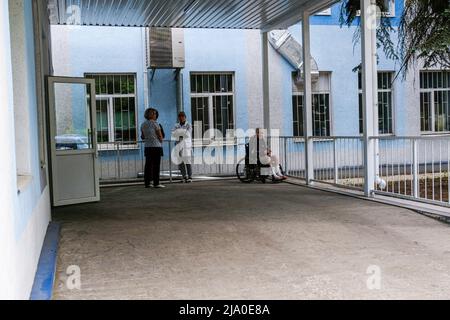 Bakhmut, Ukraine. 24th mai 2022. Un soldat en fauteuil roulant à l'extérieur de l'hôpital de Bakhmut. (Photo de Rick Mave/SOPA Images/Sipa USA) crédit: SIPA USA/Alay Live News Banque D'Images