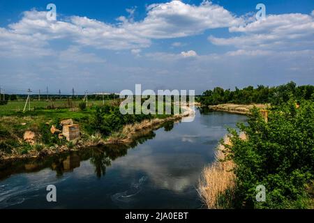 Bakhmut, Ukraine. 24th mai 2022. Vue sur la ligne de front depuis un pont endommagé à Bakhmut. (Photo de Rick Mave/SOPA Images/Sipa USA) crédit: SIPA USA/Alay Live News Banque D'Images