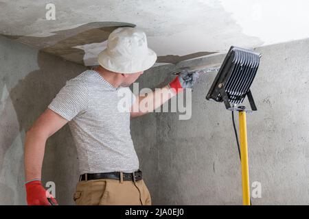 Application de plâtre de chaux au plafond, travaux de réparation avec de la chaux écologique, révision de la pièce. Banque D'Images