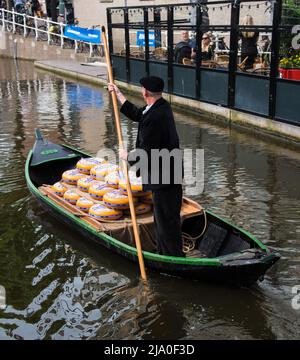 Alkmaar, pays-Bas, mai 2022. Transport traditionnel par eau de fromages du marché du fromage d'Alkmaar. Photo de haute qualité Banque D'Images