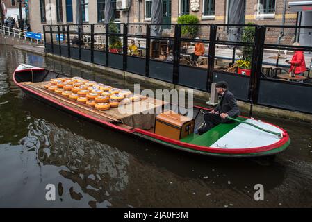 Alkmaar, pays-Bas, mai 2022. Transport traditionnel par eau de fromages du marché du fromage d'Alkmaar. Photo de haute qualité Banque D'Images