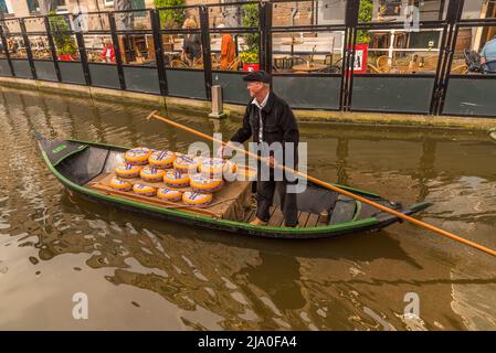 Alkmaar, pays-Bas, mai 2022. Transport traditionnel par eau de fromages du marché du fromage d'Alkmaar. Photo de haute qualité Banque D'Images