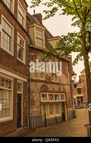 Alkmaar, pays-Bas, mai 2022. Les maisons tortues et délabrées du Kooltuin à Alkmaar. Photo de haute qualité Banque D'Images