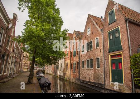 Alkmaar, pays-Bas, mai 2022. Les maisons tortues et délabrées du Kooltuin à Alkmaar. Photo de haute qualité Banque D'Images