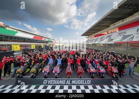 Ci vediamo al Mugello! Ducati cavaliers en selle de Bologne à la piste. De l'usine Ducati de Borgo Panigale à la superbe Autodromo Internazionale del Mugello, Francesco Bagnaia, Jack Miller et Enea Bastianini se sont installés pour profiter de paysages incroyables à cheval sur le col de Futa. Mugello, Italie 25 mai, 2022 ci vediamo al Mugello! Los pilotos de Ducati legan desde Bolonia a la pista. Desde la fábrica de Ducati en Borgo Panigale hasta el impresionante Autodromo Internazionale del Mugello, Francesco Bagnaia, Jack Miller y Enea Bastianini disfrutan de un paisaje increible en el Paso de F Banque D'Images