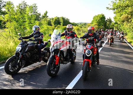 Ci vediamo al Mugello! Ducati cavaliers en selle de Bologne à la piste. De l'usine Ducati de Borgo Panigale à la superbe Autodromo Internazionale del Mugello, Francesco Bagnaia, Jack Miller et Enea Bastianini se sont installés pour profiter de paysages incroyables à cheval sur le col de Futa. Mugello, Italie 25 mai, 2022 ci vediamo al Mugello! Los pilotos de Ducati legan desde Bolonia a la pista. Desde la fábrica de Ducati en Borgo Panigale hasta el impresionante Autodromo Internazionale del Mugello, Francesco Bagnaia, Jack Miller y Enea Bastianini disfrutan de un paisaje increible en el Paso de F Banque D'Images