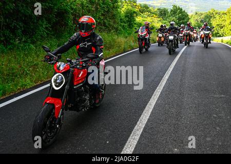 Ci vediamo al Mugello! Ducati cavaliers en selle de Bologne à la piste. De l'usine Ducati de Borgo Panigale à la superbe Autodromo Internazionale del Mugello, Francesco Bagnaia, Jack Miller et Enea Bastianini se sont installés pour profiter de paysages incroyables à cheval sur le col de Futa. Mugello, Italie 25 mai, 2022 ci vediamo al Mugello! Los pilotos de Ducati legan desde Bolonia a la pista. Desde la fábrica de Ducati en Borgo Panigale hasta el impresionante Autodromo Internazionale del Mugello, Francesco Bagnaia, Jack Miller y Enea Bastianini disfrutan de un paisaje increible en el Paso de F Banque D'Images