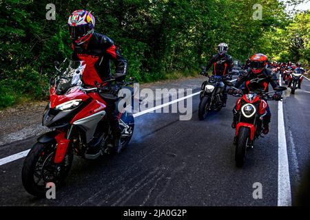 Ci vediamo al Mugello! Ducati cavaliers en selle de Bologne à la piste. De l'usine Ducati de Borgo Panigale à la superbe Autodromo Internazionale del Mugello, Francesco Bagnaia, Jack Miller et Enea Bastianini se sont installés pour profiter de paysages incroyables à cheval sur le col de Futa. Mugello, Italie 25 mai, 2022 ci vediamo al Mugello! Los pilotos de Ducati legan desde Bolonia a la pista. Desde la fábrica de Ducati en Borgo Panigale hasta el impresionante Autodromo Internazionale del Mugello, Francesco Bagnaia, Jack Miller y Enea Bastianini disfrutan de un paisaje increible en el Paso de F Banque D'Images