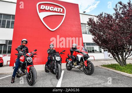 Ci vediamo al Mugello! Ducati cavaliers en selle de Bologne à la piste. De l'usine Ducati de Borgo Panigale à la superbe Autodromo Internazionale del Mugello, Francesco Bagnaia, Jack Miller et Enea Bastianini se sont installés pour profiter de paysages incroyables à cheval sur le col de Futa. Mugello, Italie 25 mai, 2022 ci vediamo al Mugello! Los pilotos de Ducati legan desde Bolonia a la pista. Desde la fábrica de Ducati en Borgo Panigale hasta el impresionante Autodromo Internazionale del Mugello, Francesco Bagnaia, Jack Miller y Enea Bastianini disfrutan de un paisaje increible en el Paso de F Banque D'Images