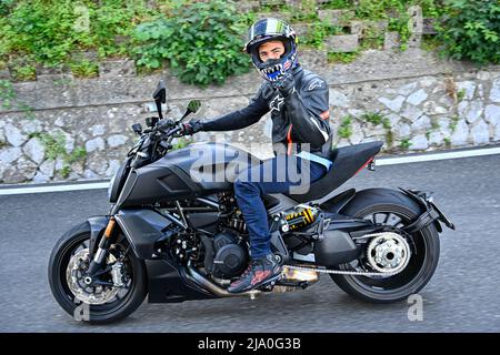Ci vediamo al Mugello! Ducati cavaliers en selle de Bologne à la piste. De l'usine Ducati de Borgo Panigale à la superbe Autodromo Internazionale del Mugello, Francesco Bagnaia, Jack Miller et Enea Bastianini se sont installés pour profiter de paysages incroyables à cheval sur le col de Futa. Mugello, Italie 25 mai, 2022 ci vediamo al Mugello! Los pilotos de Ducati legan desde Bolonia a la pista. Desde la fábrica de Ducati en Borgo Panigale hasta el impresionante Autodromo Internazionale del Mugello, Francesco Bagnaia, Jack Miller y Enea Bastianini disfrutan de un paisaje increible en el Paso de F Banque D'Images