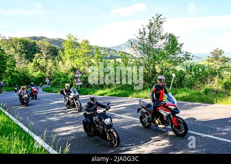 Ci vediamo al Mugello! Ducati cavaliers en selle de Bologne à la piste. De l'usine Ducati de Borgo Panigale à la superbe Autodromo Internazionale del Mugello, Francesco Bagnaia, Jack Miller et Enea Bastianini se sont installés pour profiter de paysages incroyables à cheval sur le col de Futa. Mugello, Italie 25 mai, 2022 ci vediamo al Mugello! Los pilotos de Ducati legan desde Bolonia a la pista. Desde la fábrica de Ducati en Borgo Panigale hasta el impresionante Autodromo Internazionale del Mugello, Francesco Bagnaia, Jack Miller y Enea Bastianini disfrutan de un paisaje increible en el Paso de F Banque D'Images