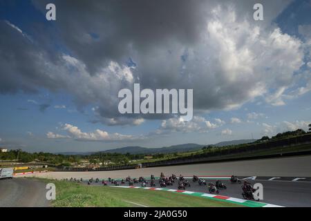 Ci vediamo al Mugello! Ducati cavaliers en selle de Bologne à la piste. De l'usine Ducati de Borgo Panigale à la superbe Autodromo Internazionale del Mugello, Francesco Bagnaia, Jack Miller et Enea Bastianini se sont installés pour profiter de paysages incroyables à cheval sur le col de Futa. Mugello, Italie 25 mai, 2022 ci vediamo al Mugello! Los pilotos de Ducati legan desde Bolonia a la pista. Desde la fábrica de Ducati en Borgo Panigale hasta el impresionante Autodromo Internazionale del Mugello, Francesco Bagnaia, Jack Miller y Enea Bastianini disfrutan de un paisaje increible en el Paso de F Banque D'Images