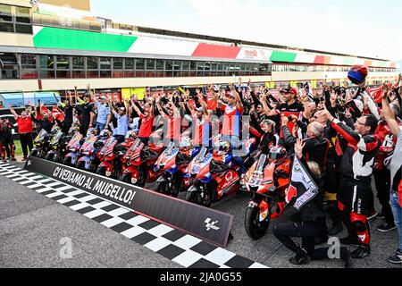 Ci vediamo al Mugello! Ducati cavaliers en selle de Bologne à la piste. De l'usine Ducati de Borgo Panigale à la superbe Autodromo Internazionale del Mugello, Francesco Bagnaia, Jack Miller et Enea Bastianini se sont installés pour profiter de paysages incroyables à cheval sur le col de Futa. Mugello, Italie 25 mai, 2022 ci vediamo al Mugello! Los pilotos de Ducati legan desde Bolonia a la pista. Desde la fábrica de Ducati en Borgo Panigale hasta el impresionante Autodromo Internazionale del Mugello, Francesco Bagnaia, Jack Miller y Enea Bastianini disfrutan de un paisaje increible en el Paso de F Banque D'Images