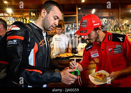 Ci vediamo al Mugello! Ducati cavaliers en selle de Bologne à la piste. De l'usine Ducati de Borgo Panigale à la superbe Autodromo Internazionale del Mugello, Francesco Bagnaia, Jack Miller et Enea Bastianini se sont installés pour profiter de paysages incroyables à cheval sur le col de Futa. Mugello, Italie 25 mai, 2022 ci vediamo al Mugello! Los pilotos de Ducati legan desde Bolonia a la pista. Desde la fábrica de Ducati en Borgo Panigale hasta el impresionante Autodromo Internazionale del Mugello, Francesco Bagnaia, Jack Miller y Enea Bastianini disfrutan de un paisaje increible en el Paso de F Banque D'Images