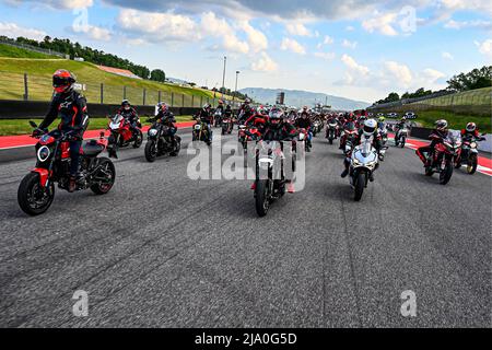 Ci vediamo al Mugello! Ducati cavaliers en selle de Bologne à la piste. De l'usine Ducati de Borgo Panigale à la superbe Autodromo Internazionale del Mugello, Francesco Bagnaia, Jack Miller et Enea Bastianini se sont installés pour profiter de paysages incroyables à cheval sur le col de Futa. Mugello, Italie 25 mai, 2022 ci vediamo al Mugello! Los pilotos de Ducati legan desde Bolonia a la pista. Desde la fábrica de Ducati en Borgo Panigale hasta el impresionante Autodromo Internazionale del Mugello, Francesco Bagnaia, Jack Miller y Enea Bastianini disfrutan de un paisaje increible en el Paso de F Banque D'Images