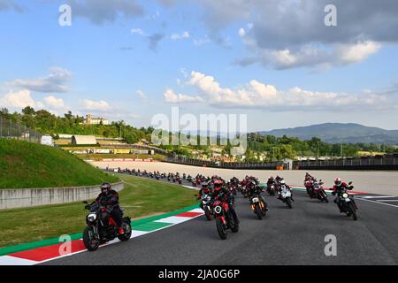 Ci vediamo al Mugello! Ducati cavaliers en selle de Bologne à la piste. De l'usine Ducati de Borgo Panigale à la superbe Autodromo Internazionale del Mugello, Francesco Bagnaia, Jack Miller et Enea Bastianini se sont installés pour profiter de paysages incroyables à cheval sur le col de Futa. Mugello, Italie 25 mai, 2022 ci vediamo al Mugello! Los pilotos de Ducati legan desde Bolonia a la pista. Desde la fábrica de Ducati en Borgo Panigale hasta el impresionante Autodromo Internazionale del Mugello, Francesco Bagnaia, Jack Miller y Enea Bastianini disfrutan de un paisaje increible en el Paso de F Banque D'Images