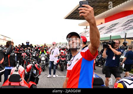 Ci vediamo al Mugello! Ducati cavaliers en selle de Bologne à la piste. De l'usine Ducati de Borgo Panigale à la superbe Autodromo Internazionale del Mugello, Francesco Bagnaia, Jack Miller et Enea Bastianini se sont installés pour profiter de paysages incroyables à cheval sur le col de Futa. Mugello, Italie 25 mai, 2022 ci vediamo al Mugello! Los pilotos de Ducati legan desde Bolonia a la pista. Desde la fábrica de Ducati en Borgo Panigale hasta el impresionante Autodromo Internazionale del Mugello, Francesco Bagnaia, Jack Miller y Enea Bastianini disfrutan de un paisaje increible en el Paso de F Banque D'Images