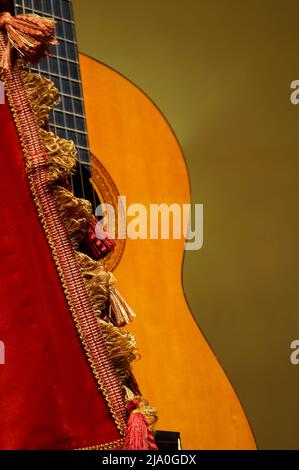 Guitare classique gros plan sur fond sombre. Banque D'Images