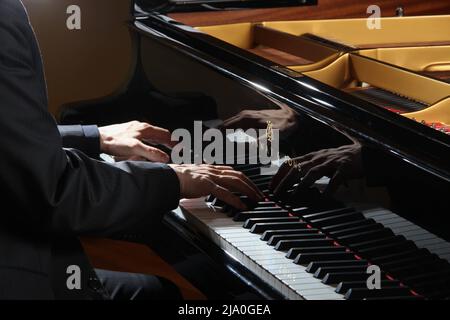 Un pianiste masculin joue les mains d'un joueur de classe mondiale Steinway et de ses fils à Athènes, en Grèce. Banque D'Images