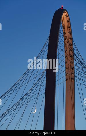 Détail du pont de Calatrava avec la lune, Reggio Emilia, Emilie Romagne, Italie. Banque D'Images