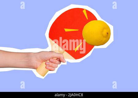 Portrait créatif de l'humain bras tenir raquette jouer ping pong citron au lieu de boule isolée sur le fond de dessin Banque D'Images