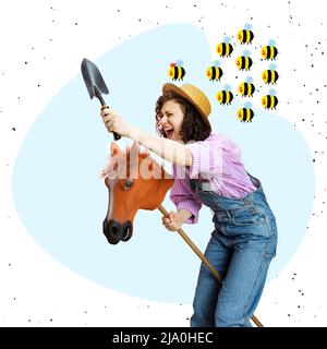 Portrait dynamique de la jeune fille, jardinière féminine en uniforme de travail et bottes de gumbots cheval tiré jouet isolé sur fond clair. Concept de travail Banque D'Images