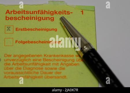 Nuremberg, Allemagne - Mai 17, 2022: Certificat d'incapacité de travail (allemand: Arbeitsunfähigkeitsbescheinigung) Banque D'Images