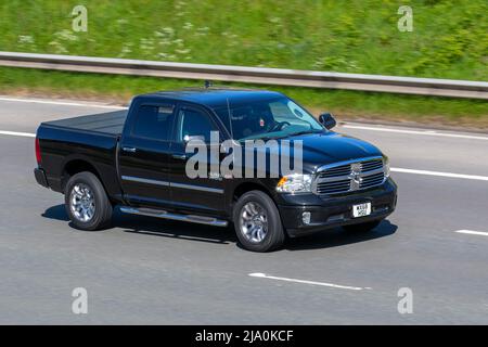 2018 Black American Dodge USA Double Cab Pick-up 1500 RAM 5654 cc essence SUV Banque D'Images