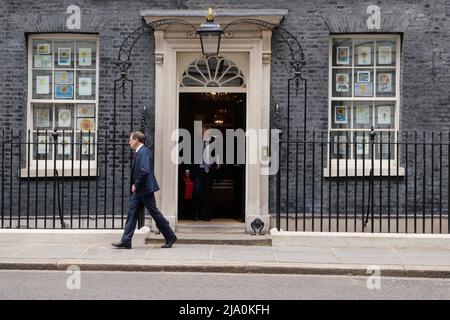 Boris Johnson quitte N10 avec une valise rouge aujourd'hui en direction de Westminster alors que le chancelier annonce des plans pour donner à tous les ménages £400 d'aide financière comme une subvention à des millions de personnes. Il sera payé par une taxe à effet de coupe des compagnies d'énergie faisant des milliards de bénéfices tandis que des millions de personnes Au Royaume-Uni, les gens doivent choisir entre le chauffage et la consommation à mesure que les prix augmentent ..tous les ménages doivent obtenir £400 en automne sous forme de subvention qui n'aura pas besoin d'être remboursée. Pendant ce temps, Boris Johnson fait pression pour cesser de fumer sur les différentes parties détenues à N10 pendant que connu sous le nom Porte de fête après le rapport Sue Gray . Banque D'Images