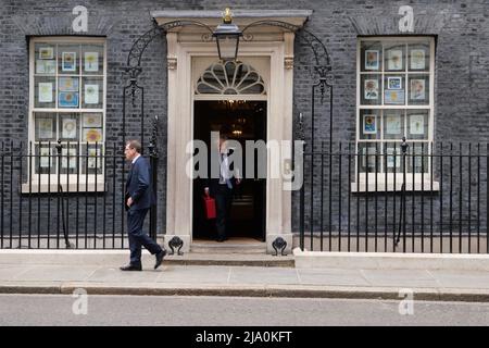 Boris Johnson quitte N10 avec une valise rouge aujourd'hui en direction de Westminster alors que le chancelier annonce des plans pour donner à tous les ménages £400 d'aide financière comme une subvention à des millions de personnes. Il sera payé par une taxe à effet de coupe des compagnies d'énergie faisant des milliards de bénéfices tandis que des millions de personnes Au Royaume-Uni, les gens doivent choisir entre le chauffage et la consommation à mesure que les prix augmentent ..tous les ménages doivent obtenir £400 en automne sous forme de subvention qui n'aura pas besoin d'être remboursée. Pendant ce temps, Boris Johnson fait pression pour cesser de fumer sur les différentes parties détenues à N10 pendant que connu sous le nom Porte de fête après le rapport Sue Gray . Banque D'Images