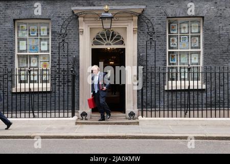 Boris Johnson quitte N10 avec une valise rouge aujourd'hui en direction de Westminster alors que le chancelier annonce des plans pour donner à tous les ménages £400 d'aide financière comme une subvention à des millions de personnes. Il sera payé par une taxe à effet de coupe des compagnies d'énergie faisant des milliards de bénéfices tandis que des millions de personnes Au Royaume-Uni, les gens doivent choisir entre le chauffage et la consommation à mesure que les prix augmentent ..tous les ménages doivent obtenir £400 en automne sous forme de subvention qui n'aura pas besoin d'être remboursée. Pendant ce temps, Boris Johnson fait pression pour cesser de fumer sur les différentes parties détenues à N10 pendant que connu sous le nom Porte de fête après le rapport Sue Gray . Banque D'Images