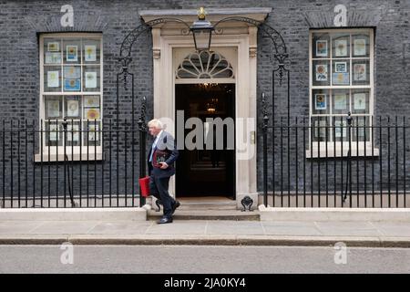 Boris Johnson quitte N10 avec une valise rouge aujourd'hui en direction de Westminster alors que le chancelier annonce des plans pour donner à tous les ménages £400 d'aide financière comme une subvention à des millions de personnes. Il sera payé par une taxe à effet de coupe des compagnies d'énergie faisant des milliards de bénéfices tandis que des millions de personnes Au Royaume-Uni, les gens doivent choisir entre le chauffage et la consommation à mesure que les prix augmentent ..tous les ménages doivent obtenir £400 en automne sous forme de subvention qui n'aura pas besoin d'être remboursée. Pendant ce temps, Boris Johnson fait pression pour cesser de fumer sur les différentes parties détenues à N10 pendant que connu sous le nom Porte de fête après le rapport Sue Gray . Banque D'Images