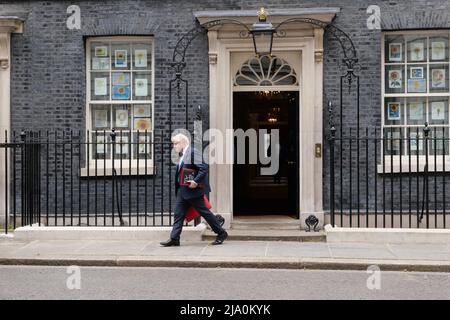 Boris Johnson quitte N10 avec une valise rouge aujourd'hui en direction de Westminster alors que le chancelier annonce des plans pour donner à tous les ménages £400 d'aide financière comme une subvention à des millions de personnes. Il sera payé par une taxe à effet de coupe des compagnies d'énergie faisant des milliards de bénéfices tandis que des millions de personnes Au Royaume-Uni, les gens doivent choisir entre le chauffage et la consommation à mesure que les prix augmentent ..tous les ménages doivent obtenir £400 en automne sous forme de subvention qui n'aura pas besoin d'être remboursée. Pendant ce temps, Boris Johnson fait pression pour cesser de fumer sur les différentes parties détenues à N10 pendant que connu sous le nom Porte de fête après le rapport Sue Gray . Banque D'Images