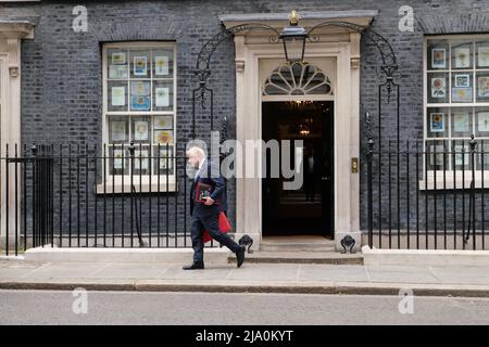 Boris Johnson quitte N10 avec une valise rouge aujourd'hui en direction de Westminster alors que le chancelier annonce des plans pour donner à tous les ménages £400 d'aide financière comme une subvention à des millions de personnes. Il sera payé par une taxe à effet de coupe des compagnies d'énergie faisant des milliards de bénéfices tandis que des millions de personnes Au Royaume-Uni, les gens doivent choisir entre le chauffage et la consommation à mesure que les prix augmentent ..tous les ménages doivent obtenir £400 en automne sous forme de subvention qui n'aura pas besoin d'être remboursée. Pendant ce temps, Boris Johnson fait pression pour cesser de fumer sur les différentes parties détenues à N10 pendant que connu sous le nom Porte de fête après le rapport Sue Gray . Banque D'Images