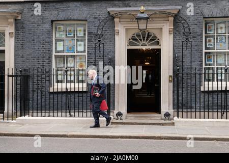 Boris Johnson quitte N10 avec une valise rouge aujourd'hui en direction de Westminster alors que le chancelier annonce des plans pour donner à tous les ménages £400 d'aide financière comme une subvention à des millions de personnes. Il sera payé par une taxe à effet de coupe des compagnies d'énergie faisant des milliards de bénéfices tandis que des millions de personnes Au Royaume-Uni, les gens doivent choisir entre le chauffage et la consommation à mesure que les prix augmentent ..tous les ménages doivent obtenir £400 en automne sous forme de subvention qui n'aura pas besoin d'être remboursée. Pendant ce temps, Boris Johnson fait pression pour cesser de fumer sur les différentes parties détenues à N10 pendant que connu sous le nom Porte de fête après le rapport Sue Gray . Banque D'Images