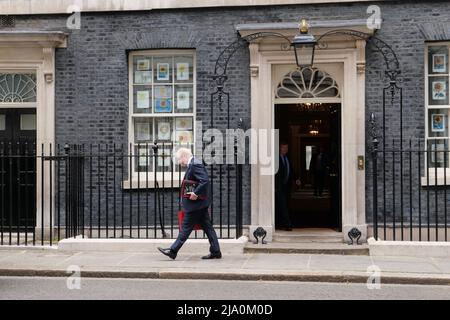 Boris Johnson quitte N10 avec une valise rouge aujourd'hui en direction de Westminster alors que le chancelier annonce des plans pour donner à tous les ménages £400 d'aide financière comme une subvention à des millions de personnes. Il sera payé par une taxe à effet de coupe des compagnies d'énergie faisant des milliards de bénéfices tandis que des millions de personnes Au Royaume-Uni, les gens doivent choisir entre le chauffage et la consommation à mesure que les prix augmentent ..tous les ménages doivent obtenir £400 en automne sous forme de subvention qui n'aura pas besoin d'être remboursée. Pendant ce temps, Boris Johnson fait pression pour cesser de fumer sur les différentes parties détenues à N10 pendant que connu sous le nom Porte de fête après le rapport Sue Gray . Banque D'Images