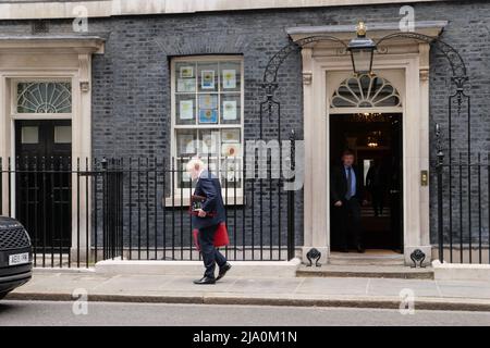 Boris Johnson quitte N10 avec une valise rouge aujourd'hui en direction de Westminster alors que le chancelier annonce des plans pour donner à tous les ménages £400 d'aide financière comme une subvention à des millions de personnes. Il sera payé par une taxe à effet de coupe des compagnies d'énergie faisant des milliards de bénéfices tandis que des millions de personnes Au Royaume-Uni, les gens doivent choisir entre le chauffage et la consommation à mesure que les prix augmentent ..tous les ménages doivent obtenir £400 en automne sous forme de subvention qui n'aura pas besoin d'être remboursée. Pendant ce temps, Boris Johnson fait pression pour cesser de fumer sur les différentes parties détenues à N10 pendant que connu sous le nom Porte de fête après le rapport Sue Gray . Banque D'Images