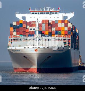 Navire à conteneurs OOCL Singapore quittant un terminal à conteneurs dans le port d'Anvers. Belgique - 12 mars 2016 Banque D'Images