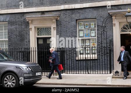 Boris Johnson quitte N10 avec une valise rouge aujourd'hui en direction de Westminster alors que le chancelier annonce des plans pour donner à tous les ménages £400 d'aide financière comme une subvention à des millions de personnes. Il sera payé par une taxe à effet de coupe des compagnies d'énergie faisant des milliards de bénéfices tandis que des millions de personnes Au Royaume-Uni, les gens doivent choisir entre le chauffage et la consommation à mesure que les prix augmentent ..tous les ménages doivent obtenir £400 en automne sous forme de subvention qui n'aura pas besoin d'être remboursée. Pendant ce temps, Boris Johnson fait pression pour cesser de fumer sur les différentes parties détenues à N10 pendant que connu sous le nom Porte de fête après le rapport Sue Gray . Banque D'Images