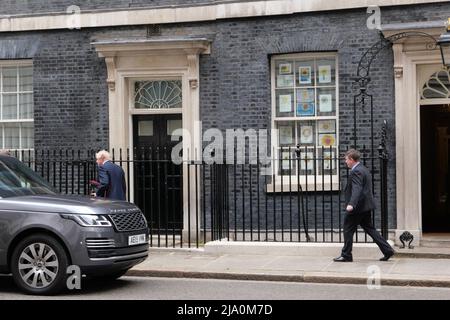 Boris Johnson quitte N10 avec une valise rouge aujourd'hui en direction de Westminster alors que le chancelier annonce des plans pour donner à tous les ménages £400 d'aide financière comme une subvention à des millions de personnes. Il sera payé par une taxe à effet de coupe des compagnies d'énergie faisant des milliards de bénéfices tandis que des millions de personnes Au Royaume-Uni, les gens doivent choisir entre le chauffage et la consommation à mesure que les prix augmentent ..tous les ménages doivent obtenir £400 en automne sous forme de subvention qui n'aura pas besoin d'être remboursée. Pendant ce temps, Boris Johnson fait pression pour cesser de fumer sur les différentes parties détenues à N10 pendant que connu sous le nom Porte de fête après le rapport Sue Gray . Banque D'Images