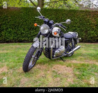 Moto Triumph classique située dans les jardins de Gawsworth Hall Banque D'Images