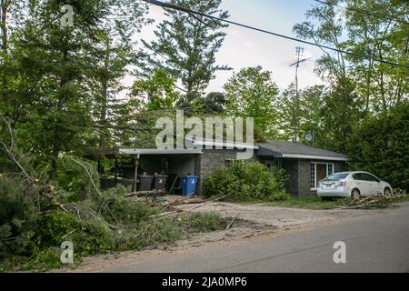 Destruction laissée derrière après la tempête de vent. Banque D'Images