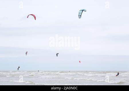 Camber, East Sussex, Royaume-Uni. 26 mai 2022. Météo au Royaume-Uni : les surfeurs et les surfeurs expérimentés bravent les conditions de la brumerie à Camber Sands, dans l'est du Sussex. Crédit photo : Paul Lawrenson /Alay Live News Banque D'Images