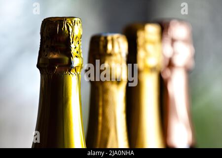 Bouteilles de champagne sur une table. Photo de haute qualité. Banque D'Images