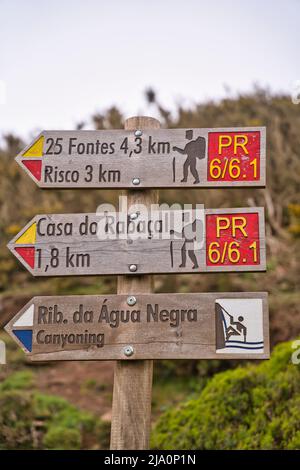 Panneau indiquant le chemin vers Casa do Rabacal, un célèbre sentier de randonnée pour les randonneurs sur l'île de Madère, Portugal Banque D'Images