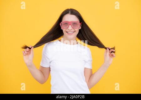 Portrait de la belle femme de fête dans des verres drôles. Banque D'Images